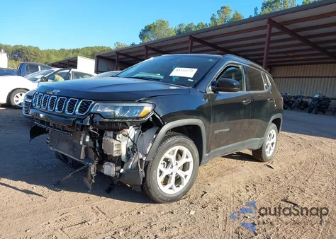 2024 Jeep Compass Latitude 4X4 z USA, uszkodzony, nr VIN 3C4NJDBN4RT109483